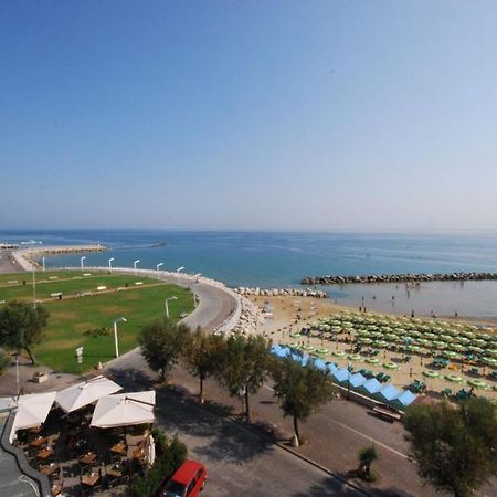 Hotel Bristol Pesaro Eksteriør bilde