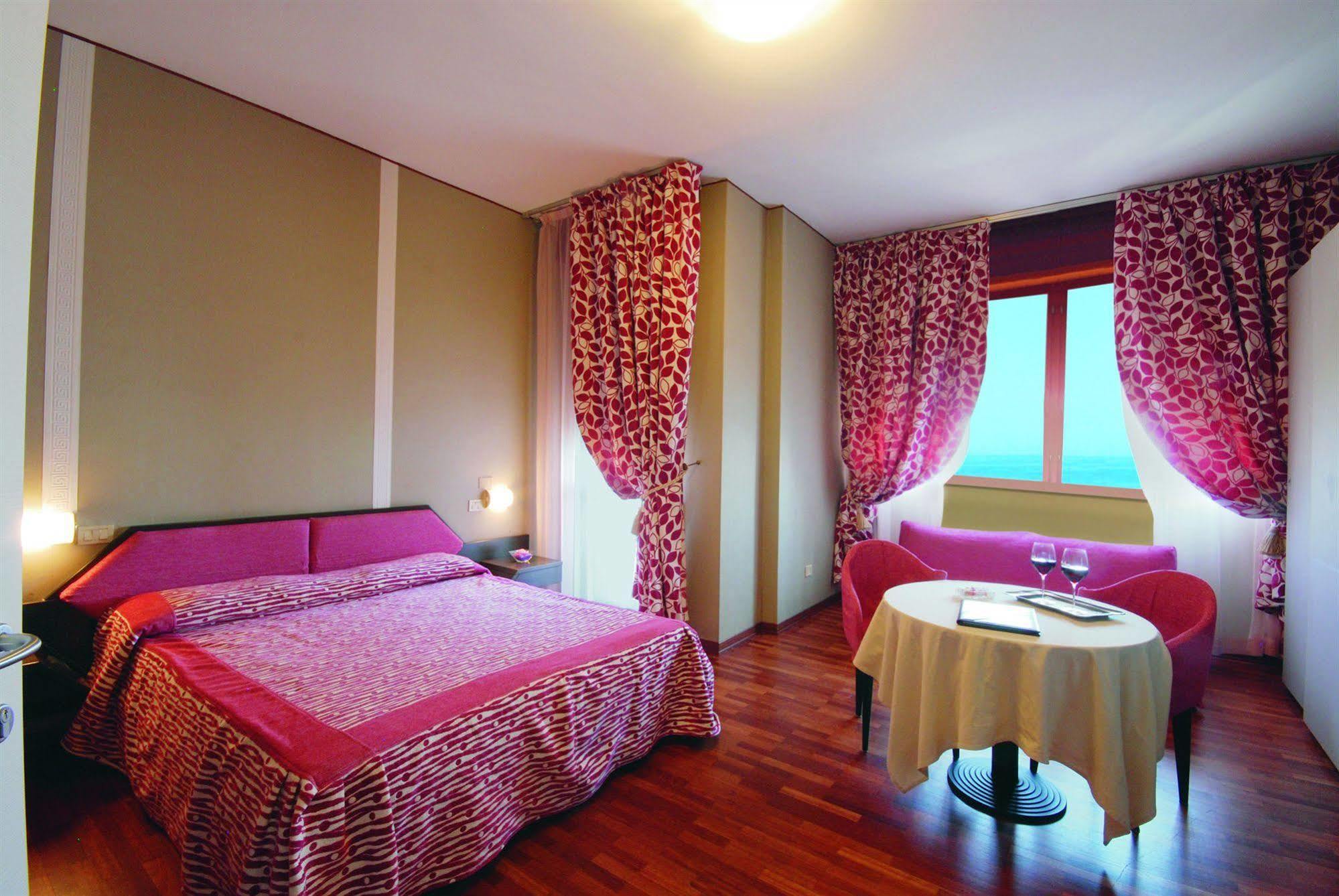 Hotel Bristol Pesaro Eksteriør bilde