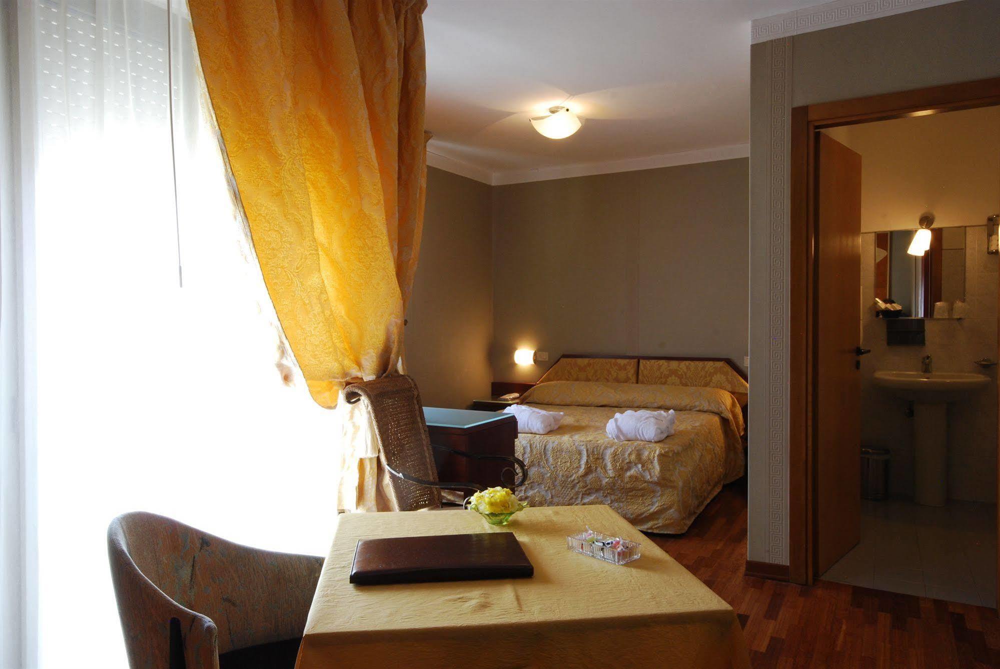 Hotel Bristol Pesaro Eksteriør bilde