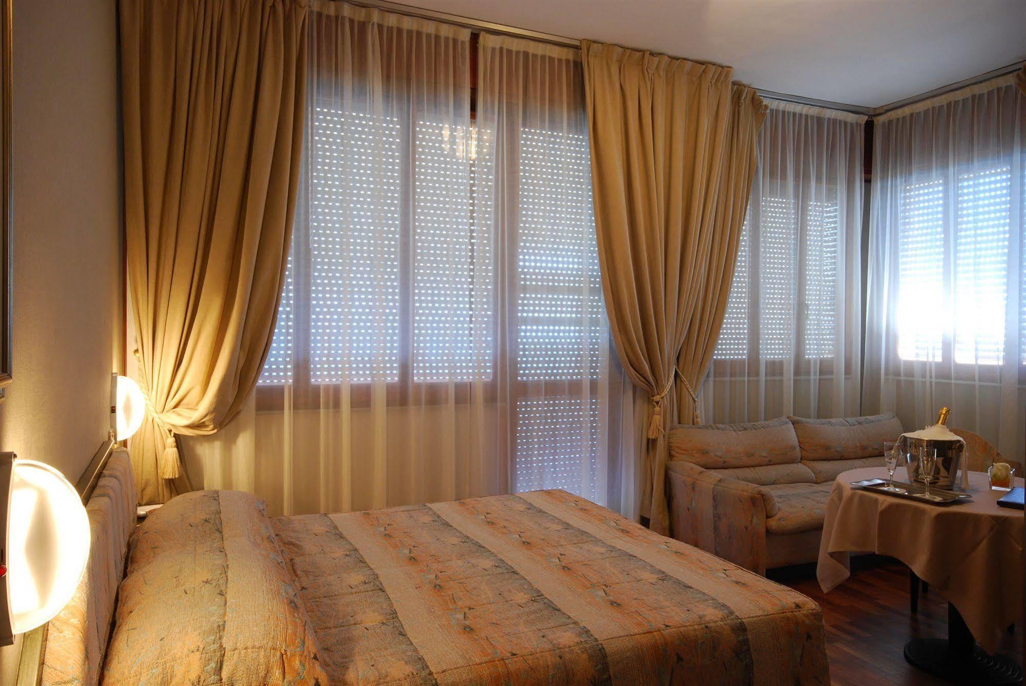 Hotel Bristol Pesaro Eksteriør bilde